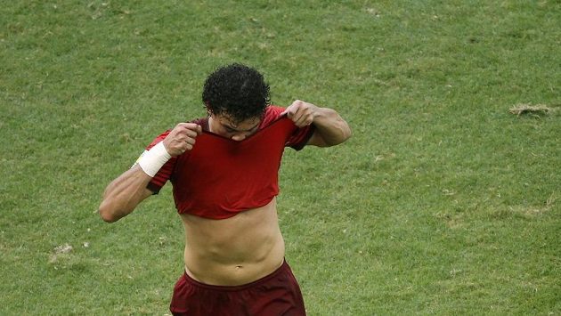 Portugalec Pepe odchází po vyloučení v utkání s Německem do kabin. Portugalec Pepe odchází po vyloučení v utkání s Německem do kabin.
