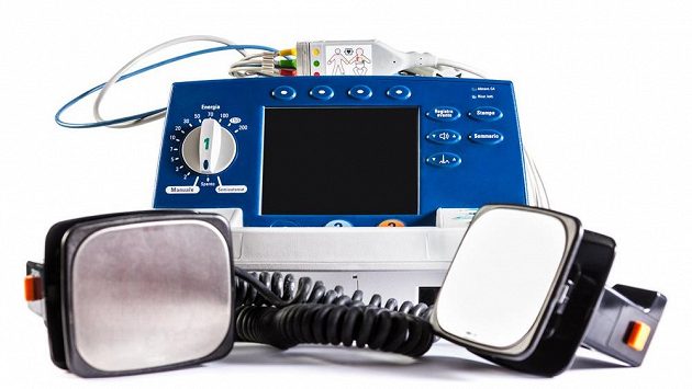 Defibrilátor je jen jedním z předpokladů přežití. Defibrilátor je jen jedním z předpokladů přežití.