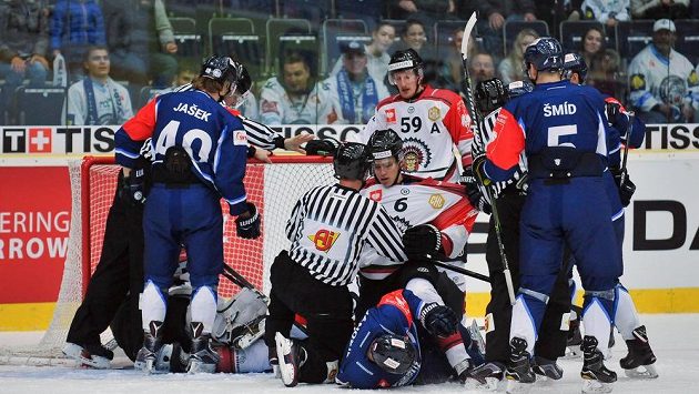Do potyčky před brankou Frölundy se během osmifinále Ligy mistrů zapojili liberečtí hráči (zleva) Lukáš Jašek, Adam Jánošík a Ladislav Šmíd a hráči Frölundy Kristoffer Gunnarsson (číslo 6) a Simon Hjalmarsson (číslo 59). Do potyčky před brankou Frölundy se během osmifinále Ligy mistrů zapojili liberečtí hráči (zleva) Lukáš Jašek, Adam Jánošík a Ladislav Šmíd a hráči Frölundy Kristoffer Gunnarsson (číslo 6) a Simon Hjalmarsson (číslo 59).