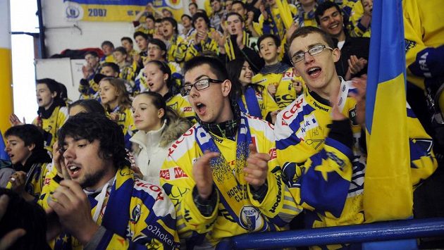 Fanoušci hokejového Zlína v prvním zápase play off s Hradcem Králové. Fanoušci hokejového Zlína v prvním zápase play off s Hradcem Králové.