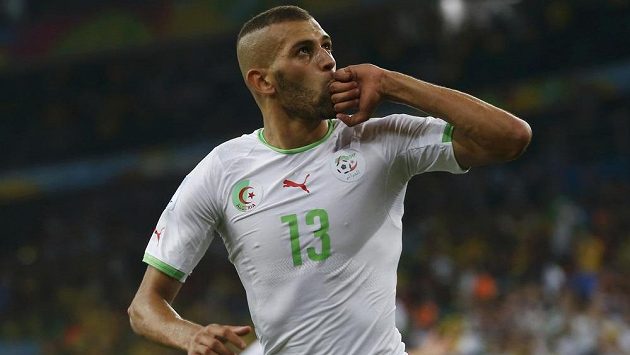 Alžírský útočník Islam Slimani se raduje z gólu proti Rusku, vyvolal vlnu divokých oslav i ve Francii. Alžírský útočník Islam Slimani se raduje z gólu proti Rusku, vyvolal vlnu divokých oslav i ve Francii.