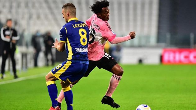 Fotbalista Hellasu Verona Darko Lazovič v souboji s Juanem Cuadradem z Juventusu. Fotbalista Hellasu Verona Darko Lazovič v souboji s Juanem Cuadradem z Juventusu.