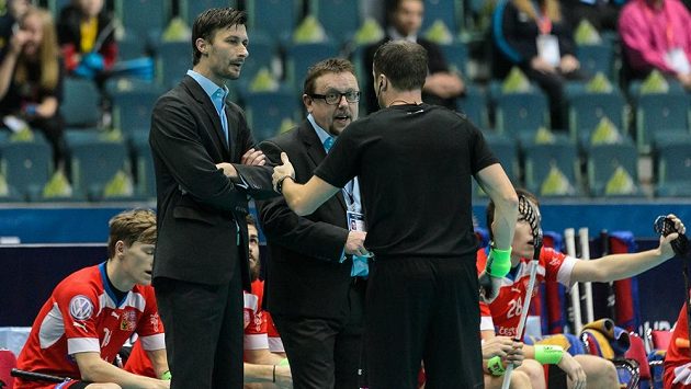 Trenéři Radim Cepek (vlevo) a Zdeněk Skružný diskutují s rozhodčím během semifinále mistrovství světa proti Finsku. Trenéři Radim Cepek (vlevo) a Zdeněk Skružný diskutují s rozhodčím během semifinále mistrovství světa proti Finsku.
