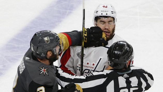 Brayden McNabb (vlevo) z Vegas v bitce s washingtonským Tomem Wilsonem. Brayden McNabb (vlevo) z Vegas v bitce s washingtonským Tomem Wilsonem.