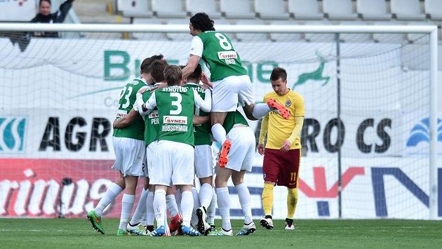 Fotbalisté Jablonce se radují z branky, kterou vstřelili Spartě. Vpravo smutný záložník Letenských Lukáš Mareček. Fotbalisté Jablonce se radují z branky, kterou vstřelili Spartě. Vpravo smutný záložník Letenských Lukáš Mareček.