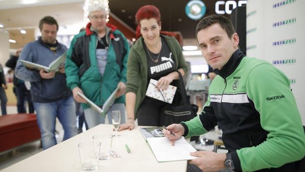 Mistr světa v rallye Jan Kopecký podepisuje svoji biografii Pozlacená fabia. Mistr světa v rallye Jan Kopecký podepisuje svoji biografii Pozlacená fabia.