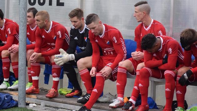 Jiří Fleišman (třetí zprava) na lavičce Baníku při zápase se slovenskými Michalovcemi. Jiří Fleišman (třetí zprava) na lavičce Baníku při zápase se slovenskými Michalovcemi.