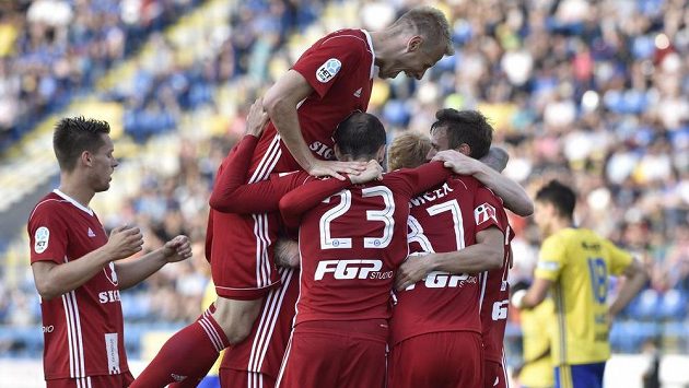 Fotbalisté Sigmy Olomouc se radují z gólu na hřišti Zlína. Fotbalisté Sigmy Olomouc se radují z gólu na hřišti Zlína.