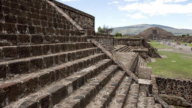 Naše maratónská pyramida povede tentokráte směrem dolů. Naše maratónská pyramida povede tentokráte směrem dolů.