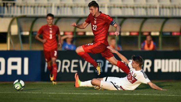 Běloruský fotbalista Zachar Volkov (dole) se snaží zastavit Ladislava Takácse z české reprezentace. Běloruský fotbalista Zachar Volkov (dole) se snaží zastavit Ladislava Takácse z české reprezentace.
