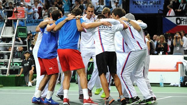Česko slaví postup do finále Davis Cupu po výhře nad Argentinou. Česko slaví postup do finále Davis Cupu po výhře nad Argentinou.