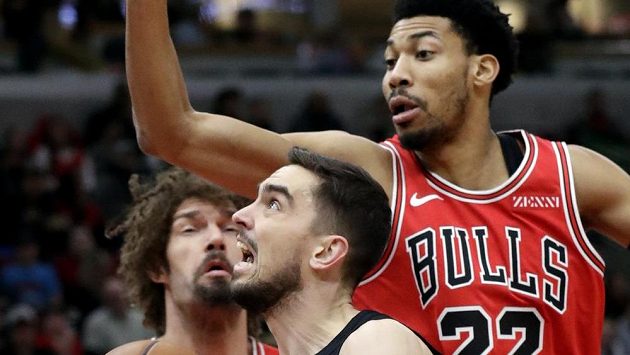 Tomáš Satoranský z Washingtonu se snaží prosadit proti Otto Porterovi (vpravo) z Chicaga, ještě donedávna dvému spoluhráči z Wizards. Tomáš Satoranský z Washingtonu se snaží prosadit proti Otto Porterovi (vpravo) z Chicaga, ještě donedávna dvému spoluhráči z Wizards.