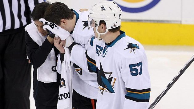 Zraněný útočník San Jose Tomáš Hertl (uprostřed) opouští v doprovodu spoluhráčů ledovou plochu ve Winnipegu. Zraněný útočník San Jose Tomáš Hertl (uprostřed) opouští v doprovodu spoluhráčů ledovou plochu ve Winnipegu.