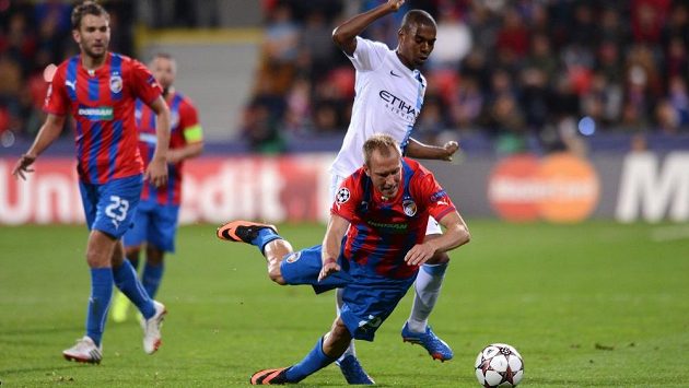 Plzeňský záložník Daniel Kolář (vpředu) a Fernandinho z Manchesteru City během utkání základní skupiny Ligy mistrů. Plzeňský záložník Daniel Kolář (vpředu) a Fernandinho z Manchesteru City během utkání základní skupiny Ligy mistrů.