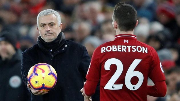 Chceš? Trenér Manchesteru United Jose Mourinho a Andrew Robertson z Liverpoolu během nedělního utkání Premier League. Chceš? Trenér Manchesteru United Jose Mourinho a Andrew Robertson z Liverpoolu během nedělního utkání Premier League.