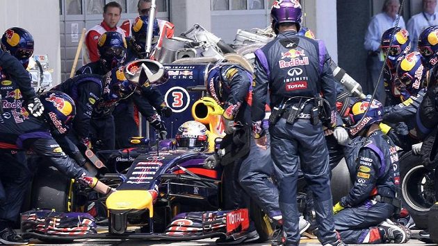 Německý pilot F1 Sebastian Vettel se v probíhající sezóně zatím spíš trápí. Německý pilot F1 Sebastian Vettel se v probíhající sezóně zatím spíš trápí.