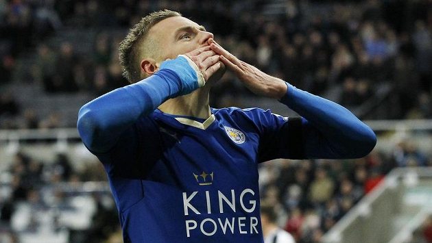 Útočník Leicesteru Jamie Vardy slaví gól na hřišti Newcastlu. Útočník Leicesteru Jamie Vardy slaví gól na hřišti Newcastlu.