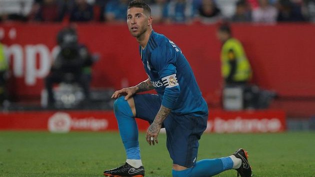 Stoper Realu Madrid Sergio Ramos to po porážce v Seville schytal. Stoper Realu Madrid Sergio Ramos to po porážce v Seville schytal.