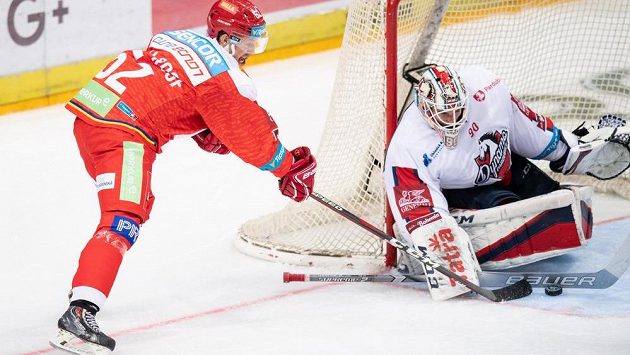 Erik de La Rose ze Sparty Praha a brankář Pardubic Ondřej Kacetl během utkání Tipsport extraligy. Erik de La Rose ze Sparty Praha a brankář Pardubic Ondřej Kacetl během utkání Tipsport extraligy.