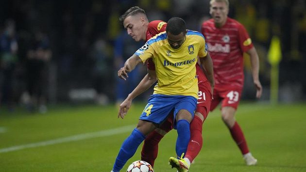 Fotbalista Salcburku Luka Sučič (vzadu) a hráč Bröndby Kevin Mensah během odvety play off Ligy mistrů. Fotbalista Salcburku Luka Sučič (vzadu) a hráč Bröndby Kevin Mensah během odvety play off Ligy mistrů.