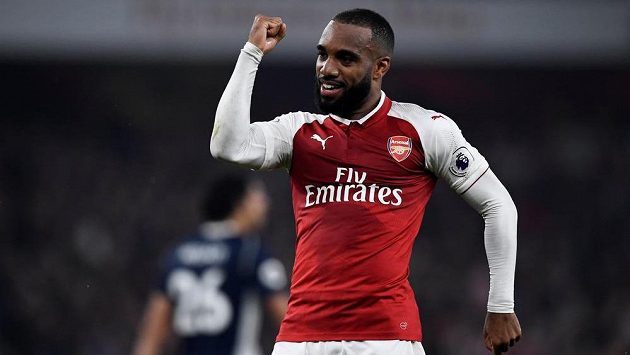 Radost útočníka Arsenalu Alexandreho Lacazetta, který dvěma góly vystřelil Kanonýrům vítězství nad West Bromwichem. Radost útočníka Arsenalu Alexandreho Lacazetta, který dvěma góly vystřelil Kanonýrům vítězství nad West Bromwichem.