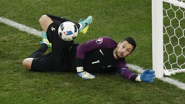 Francouzský brankář Hugo Lloris v akci při albánské šanci. Francouzský brankář Hugo Lloris v akci při albánské šanci.