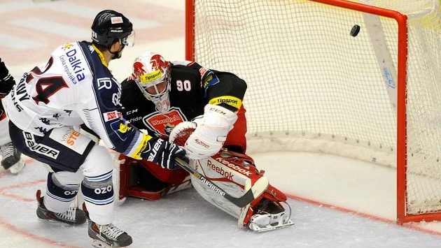 Vítkovický útočník Ondrej Šedivý dvakrát překonal hradeckého brankáře Ondřeje Kacetla. Vítkovický útočník Ondrej Šedivý dvakrát překonal hradeckého brankáře Ondřeje Kacetla.