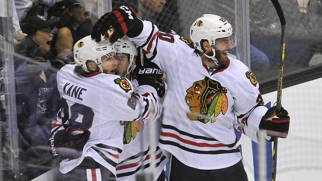 Hrdina zápasu Patrick Kane (číslo 88) se raduje se spoluhráči z vítězné trefy v šestém zápase série proti Los Angeles. Hrdina zápasu Patrick Kane (číslo 88) se raduje se spoluhráči z vítězné trefy v šestém zápase série proti Los Angeles.