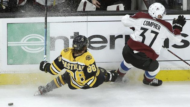 Útočník Bostonu Bruins David Pastrňák (88) padá k zemi v utkání s Coloradem Avalanche v NHL. Útočník Bostonu Bruins David Pastrňák (88) padá k zemi v utkání s Coloradem Avalanche v NHL.