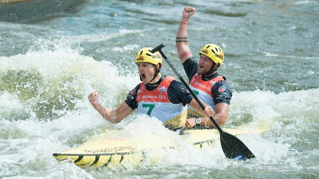 Deblkanoisté Ondřej Karlovský a Jakub Jáně se na kanále v Troji radují ze třetího místa v závodu Světového poháru. Deblkanoisté Ondřej Karlovský a Jakub Jáně se na kanále v Troji radují ze třetího místa v závodu Světového poháru.