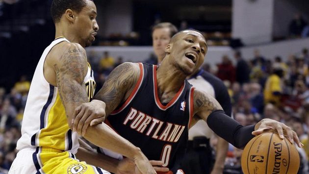 Damian Lillard z Portlandu (vpravo) v souboji s Georgem Hillem z Indiany Pacers. Damian Lillard z Portlandu (vpravo) v souboji s Georgem Hillem z Indiany Pacers.