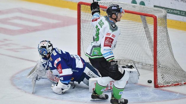 Lukáš Žejdl (vpravo) z Mladé Boleslavi překonal brněnského brankáře Marka Čiliaka. Lukáš Žejdl (vpravo) z Mladé Boleslavi překonal brněnského brankáře Marka Čiliaka.