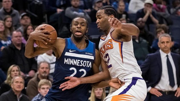 Andrew Wiggins (22) z Minnesoty a T.J. Warren (12) z Phoenixu. Andrew Wiggins (22) z Minnesoty a T.J. Warren (12) z Phoenixu.