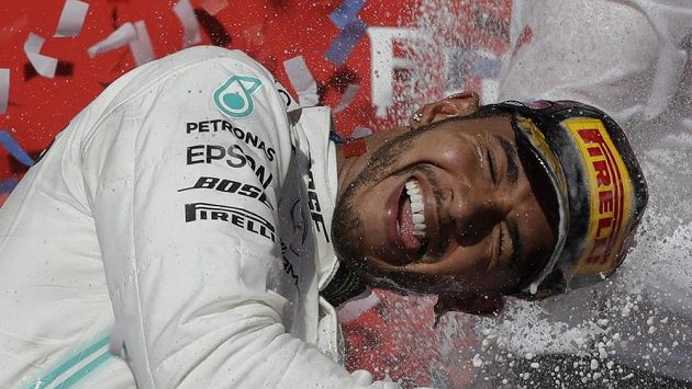 Mistrovská radost. Lewis Hamilton se pošesté v kariéře stal mistrem světa formule 1. Mistrovská radost. Lewis Hamilton se pošesté v kariéře stal mistrem světa formule 1.