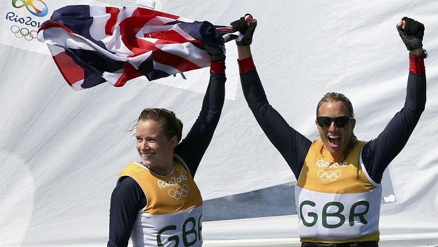Britky Hannah Millsová a Saskia Clarková oslavují olympijský triumf v jachtařské třídě 470. Britky Hannah Millsová a Saskia Clarková oslavují olympijský triumf v jachtařské třídě 470.