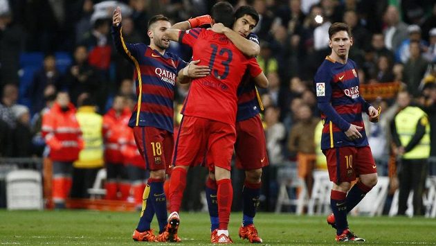 Fotbalisté Barcelony se radují z vítězství v El Clásiku. Zleva Jordi Alba, Claudio Bravo, Luis Suárez a Lionel Messi. Fotbalisté Barcelony se radují z vítězství v El Clásiku. Zleva Jordi Alba, Claudio Bravo, Luis Suárez a Lionel Messi.