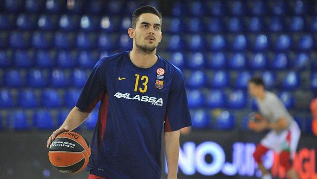 Basketbalista Barcelony Tomáš Satoranský při rozcvičení před utkáním Evropské ligy s Izmirem. Basketbalista Barcelony Tomáš Satoranský při rozcvičení před utkáním Evropské ligy s Izmirem.
