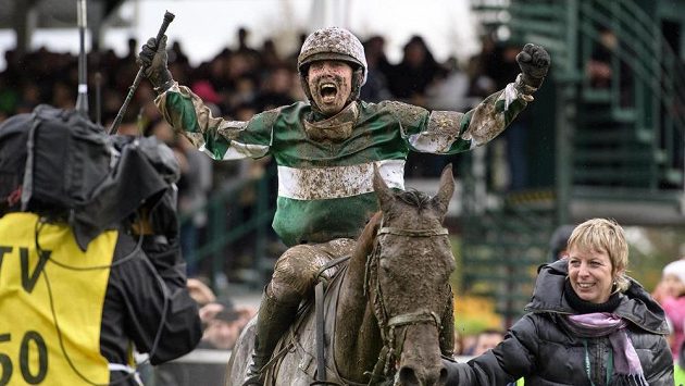 Jan Kratochvíl předloni vyhrál Velkou pardubickou v sedle No Time To Lose, letos ale osedlá Mazhilise. Jan Kratochvíl předloni vyhrál Velkou pardubickou v sedle No Time To Lose, letos ale osedlá Mazhilise.
