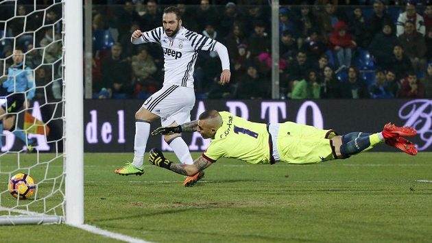 Gonzalo Higuaín z Juventusu střílí gól za záda bezmocného brankáře Cordaze z Crotone. Gonzalo Higuaín z Juventusu střílí gól za záda bezmocného brankáře Cordaze z Crotone.