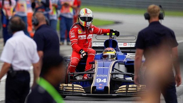 Sebastiana Vettela svezl po nehodě s Lancem Strollem k boxům Pascal Wehrlein. Sebastiana Vettela svezl po nehodě s Lancem Strollem k boxům Pascal Wehrlein.