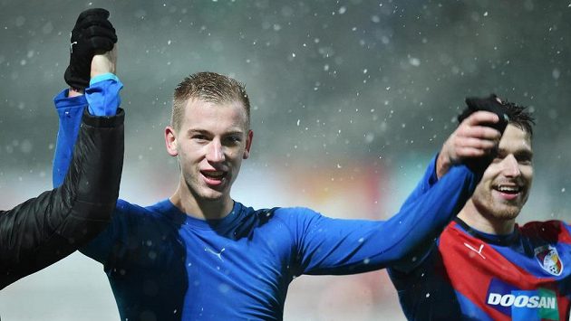 Jan Baránek z Plzně se raduje z vítězství na hřišti Jablonce. Jan Baránek z Plzně se raduje z vítězství na hřišti Jablonce.