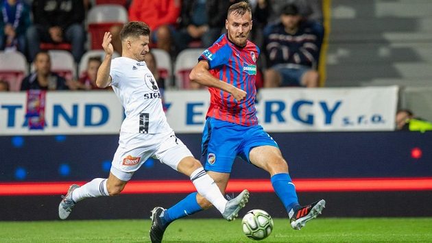 Olomoucký záložník Václav Pilař se snaží zabránit přihrávce plzeňského útočníka Tomáše Chorého. Olomoucký záložník Václav Pilař se snaží zabránit přihrávce plzeňského útočníka Tomáše Chorého.
