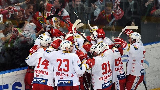 Radost hokejistů Slavie. Radost hokejistů Slavie.