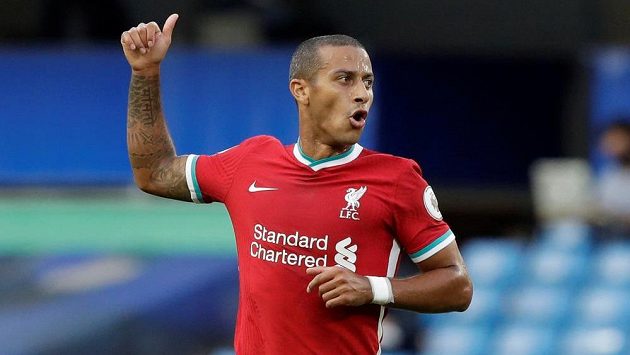 Nová posila fotbalistů Liverpoolu Thiago Alcántara má koronavirus. Nová posila fotbalistů Liverpoolu Thiago Alcántara má koronavirus.