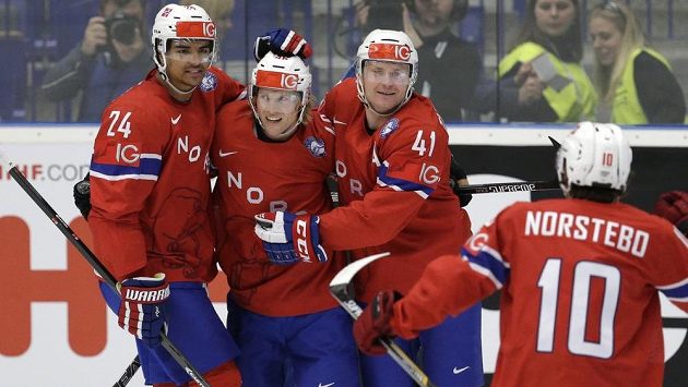 Norský hokejista Patrick Thoresen (druhý zprava) slaví gól proti Slovinsku. Seveřané mají jistotu záchrany mezi elitou. Norský hokejista Patrick Thoresen (druhý zprava) slaví gól proti Slovinsku. Seveřané mají jistotu záchrany mezi elitou.