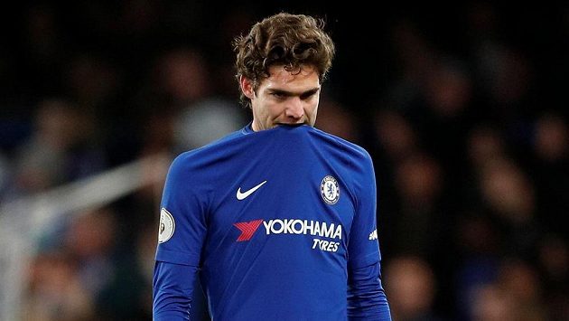 Obránce Chelsea Marcos Alonso odchází do kabin. Obránce Chelsea Marcos Alonso odchází do kabin.
