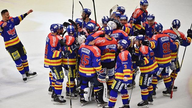 Hokejisté Budějovic se radují z výhry a postupu do baráže o extraligu. Hokejisté Budějovic se radují z výhry a postupu do baráže o extraligu.