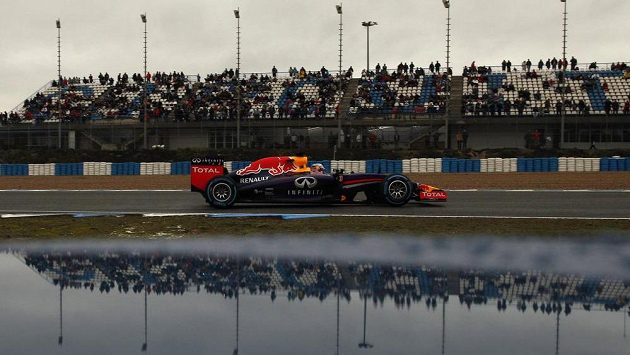 Pilot Red Bullu Daniel Ricciardo z Austrálie během testování v Jerezu. Pilot Red Bullu Daniel Ricciardo z Austrálie během testování v Jerezu.