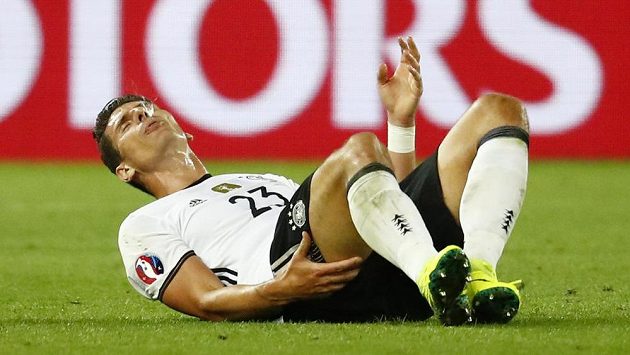 Zraněný německý útočník Mario Gómez během čtvrtfinálového duelu ME s Itálií. Zraněný německý útočník Mario Gómez během čtvrtfinálového duelu ME s Itálií.