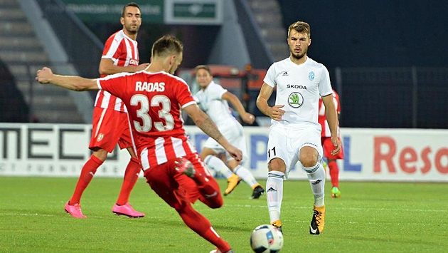 Zleva zády Marko Radaš z Korcë a Nikolaj Komličenko z Mladé Boleslavi. Zleva zády Marko Radaš z Korcë a Nikolaj Komličenko z Mladé Boleslavi.